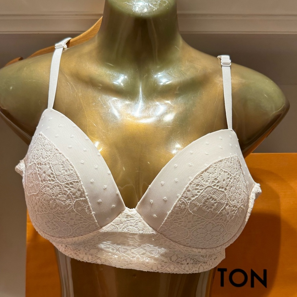 Body by Victoria white lace wireless push-up bra size L